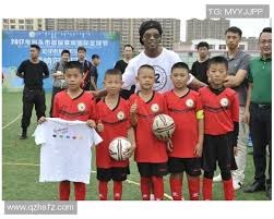 详解棒球规则中的观众干扰判罚当球迷在界外区直接抢夺活球